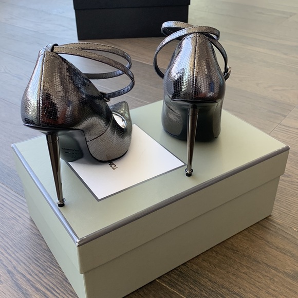 TOM FORD GUNMETAL PUMP W/ LOCK 38 - Picture 4 of 10